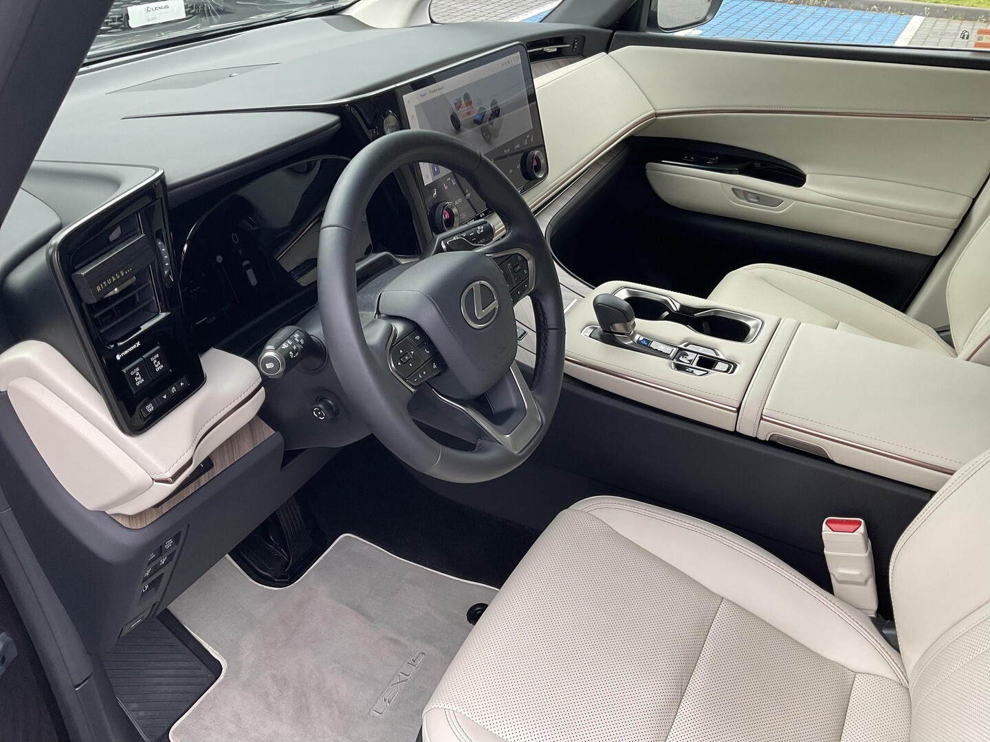 Lexus LM